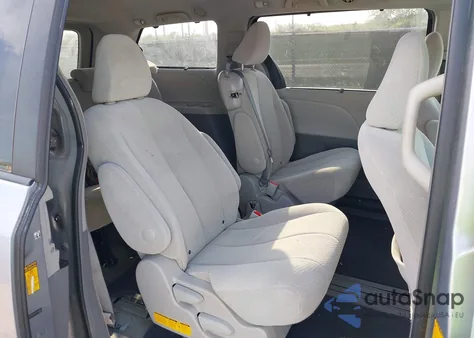 2014 Toyota Sienna Le V6 8 Passenger z USA, uszkodzony, nr VIN 5TDKK3DC8ES460987